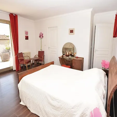 Three-bedroom Holiday In Antibes